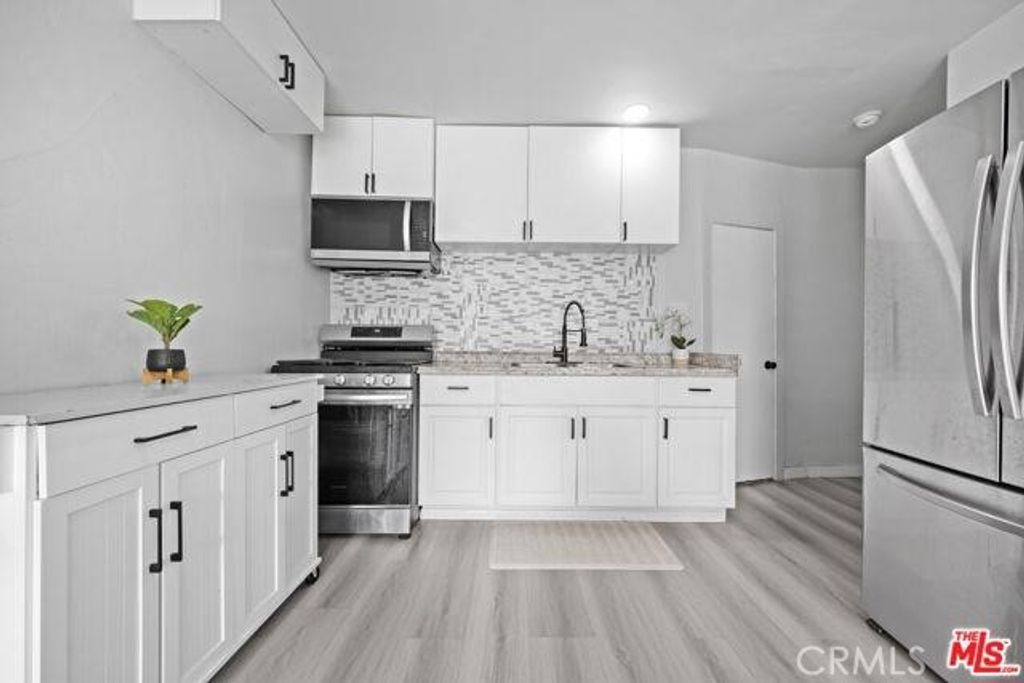 Image 15 of property listing at 2210 Clyde, Los Angeles, CA 90016