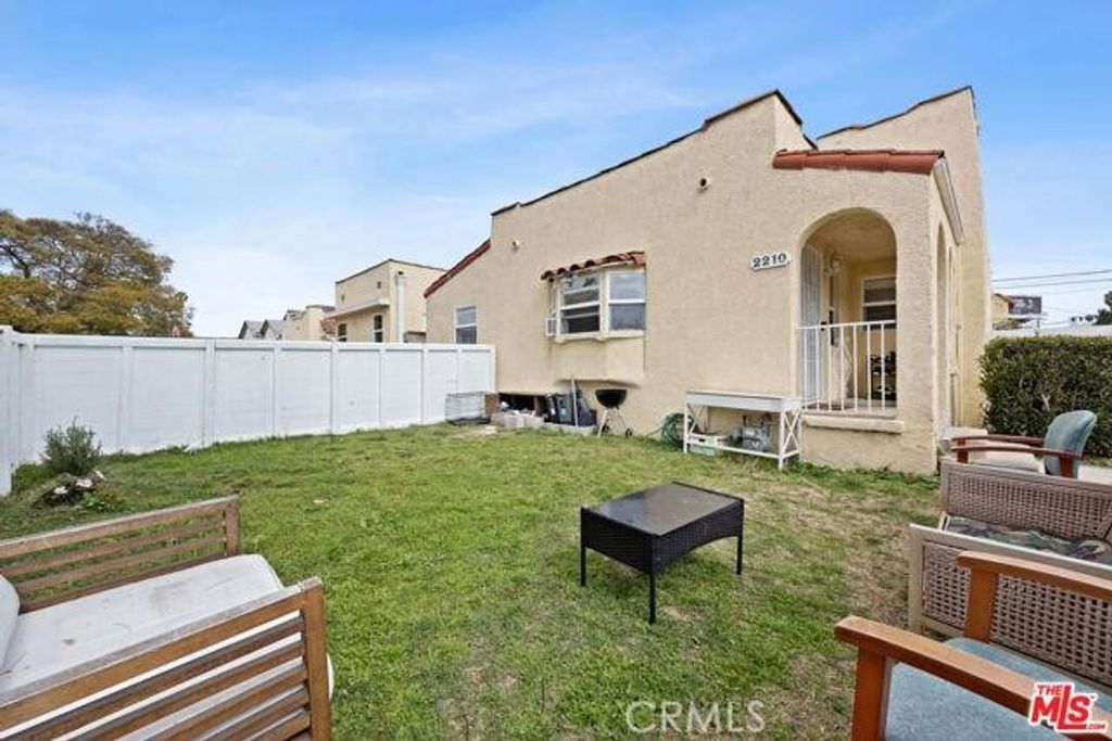 Image 2 of property listing at 2210 Clyde, Los Angeles, CA 90016