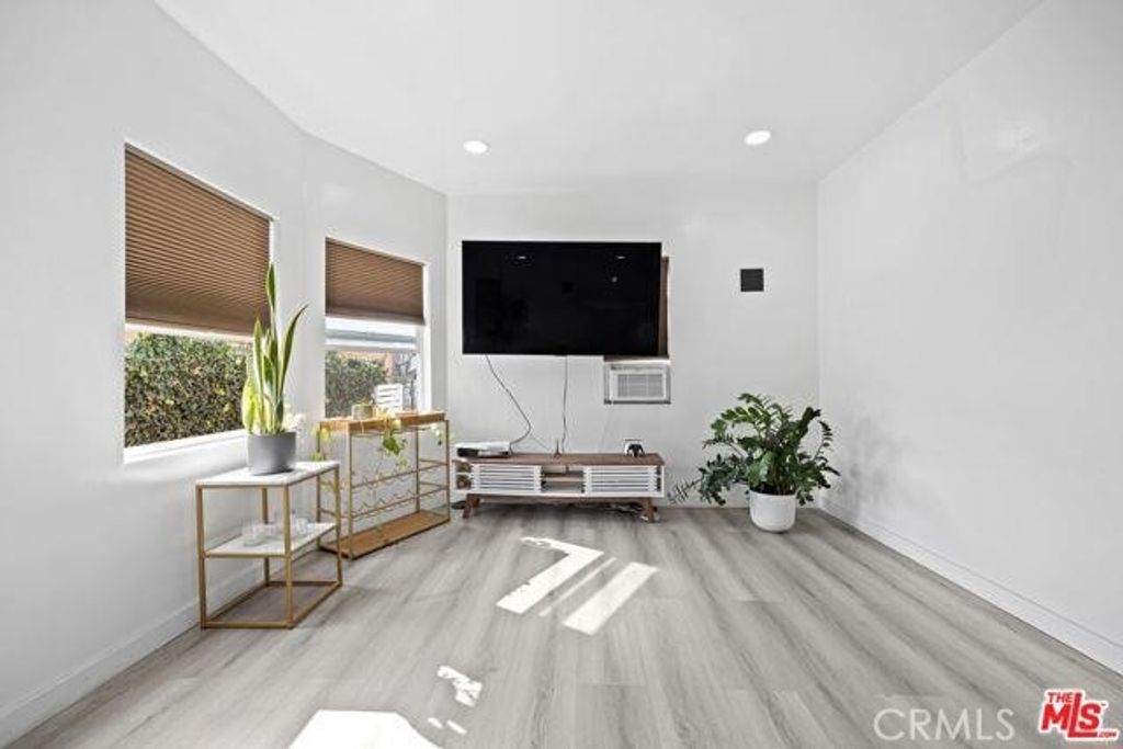 Image 31 of property listing at 2210 Clyde, Los Angeles, CA 90016