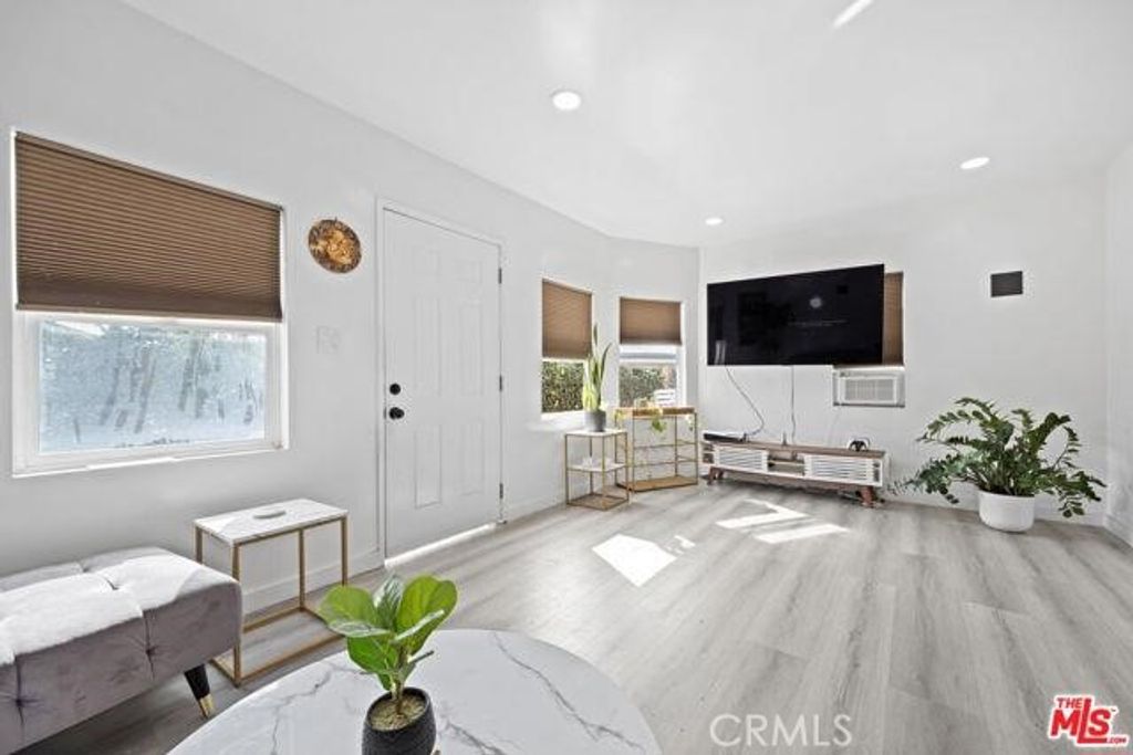 Image 32 of property listing at 2210 Clyde, Los Angeles, CA 90016