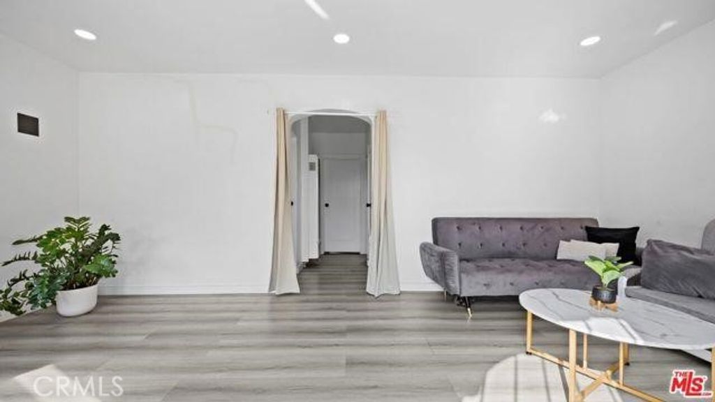 Image 33 of property listing at 2210 Clyde, Los Angeles, CA 90016