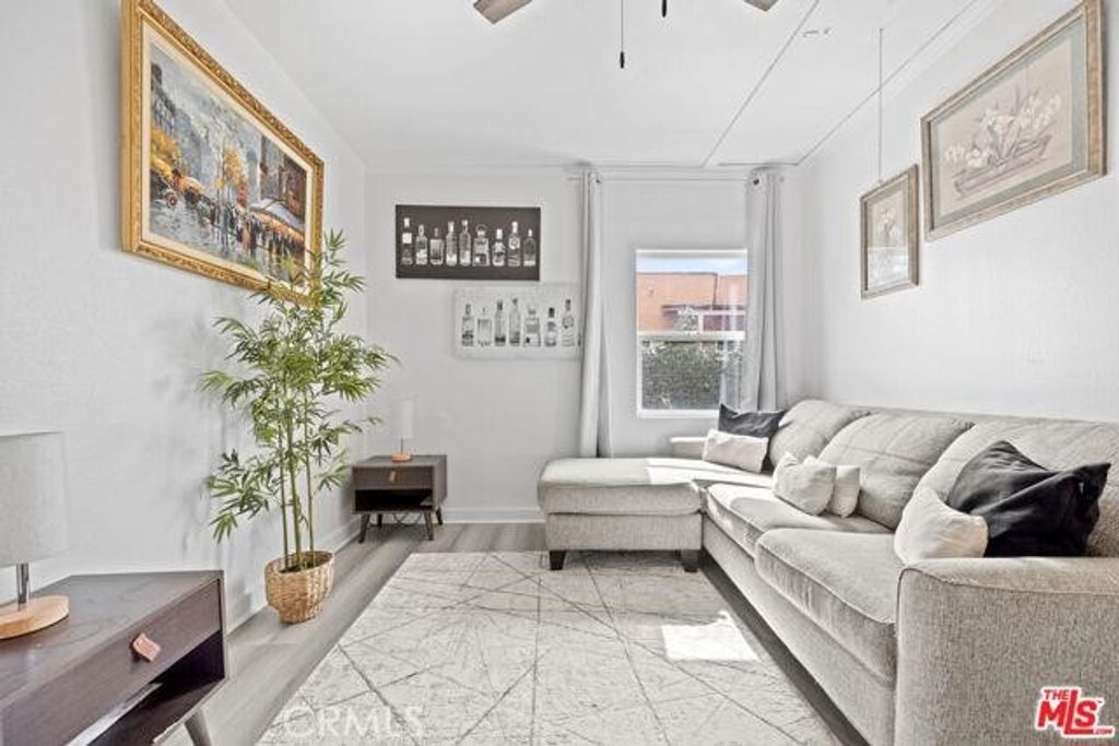 Image 4 of property listing at 2210 Clyde, Los Angeles, CA 90016