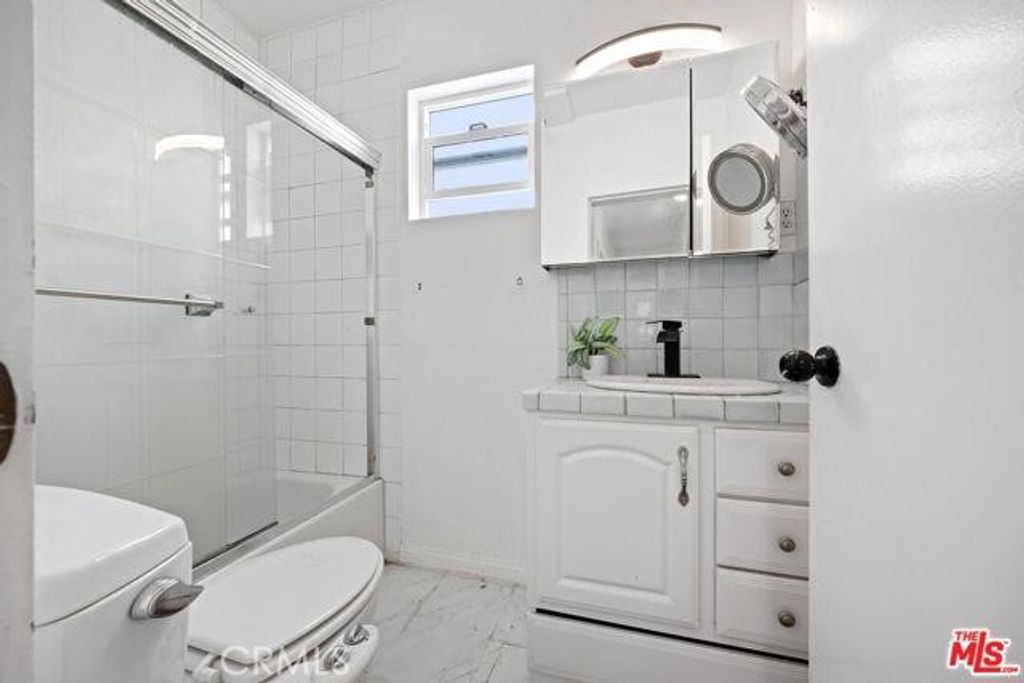 Image 8 of property listing at 2210 Clyde, Los Angeles, CA 90016