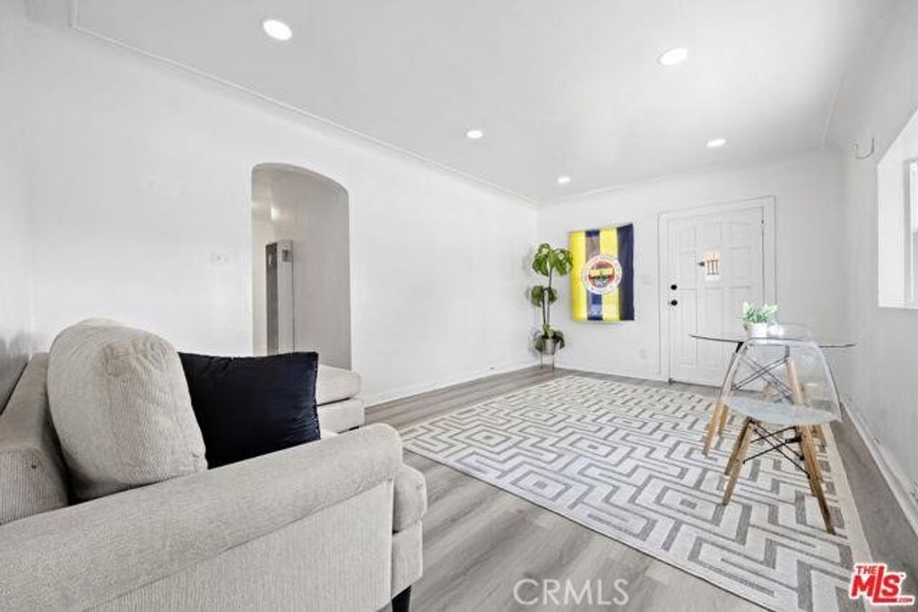 Image 9 of property listing at 2210 Clyde, Los Angeles, CA 90016