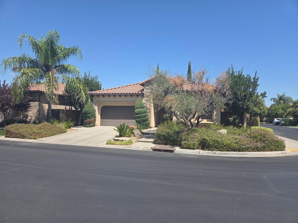 Image 1 of property listing at 1564 E Via Estrella Drive, Fresno, CA 93730