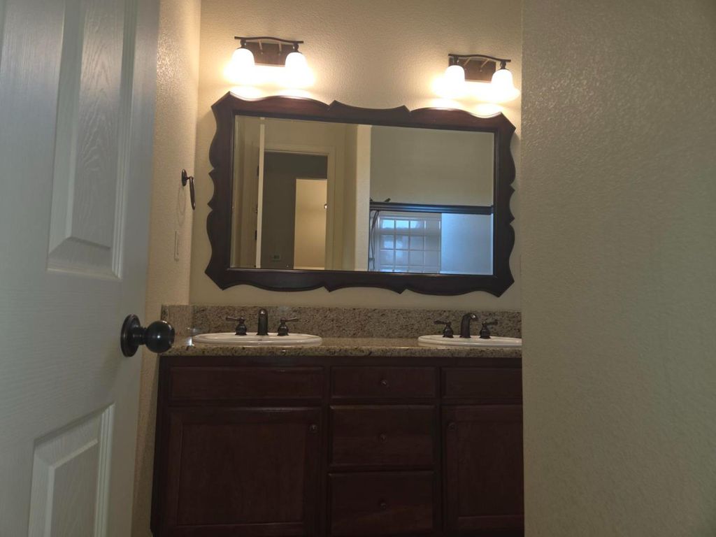 Image 10 of property listing at 1564 E Via Estrella Drive, Fresno, CA 93730