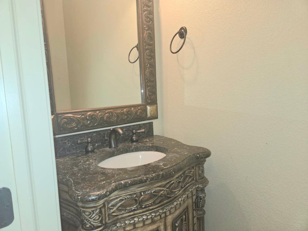 Image 13 of property listing at 1564 E Via Estrella Drive, Fresno, CA 93730