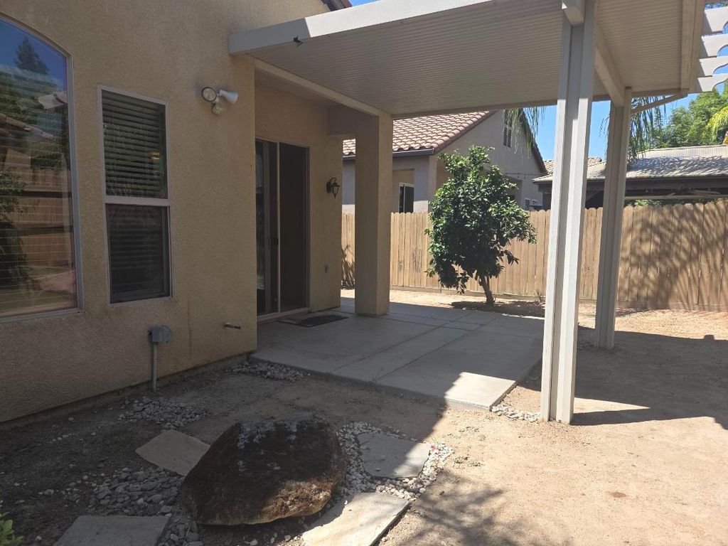 Image 14 of property listing at 1564 E Via Estrella Drive, Fresno, CA 93730