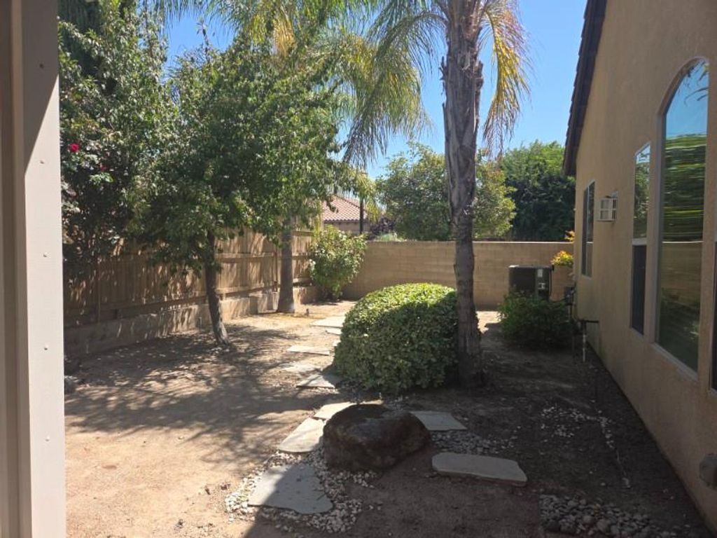 Image 15 of property listing at 1564 E Via Estrella Drive, Fresno, CA 93730