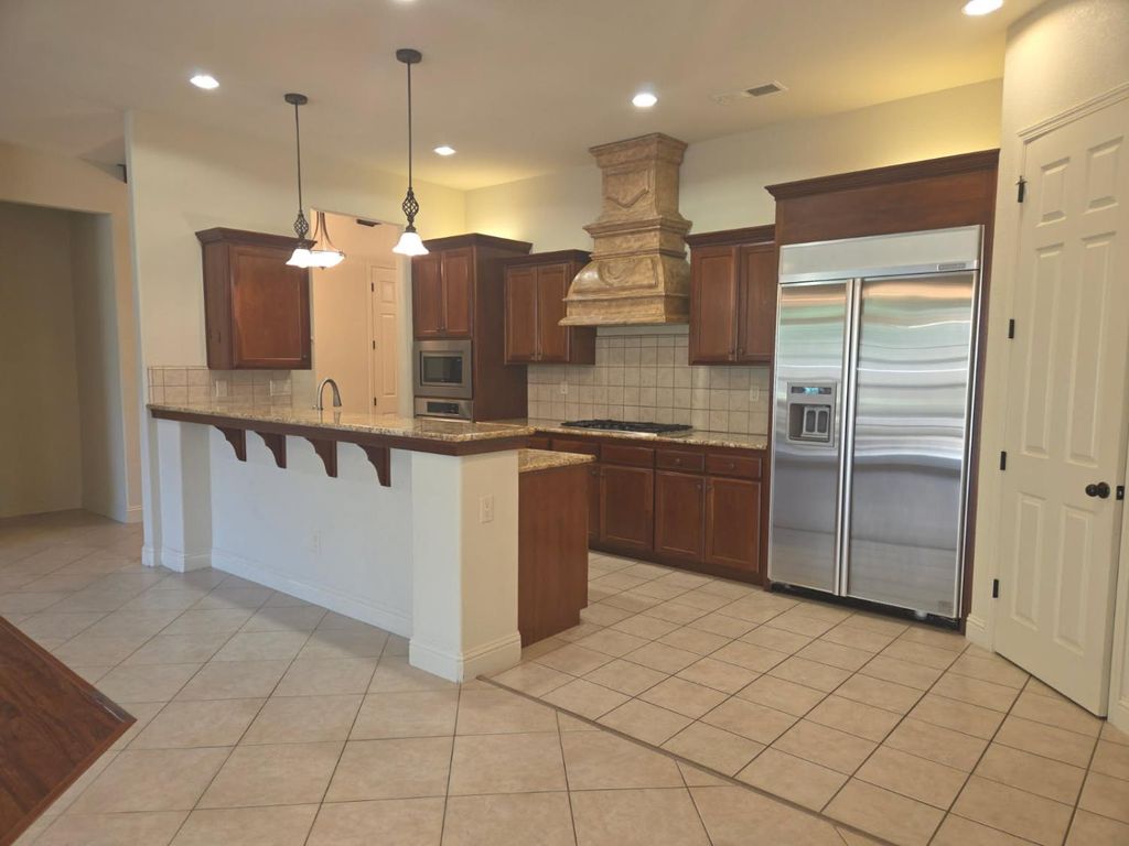 Image 2 of property listing at 1564 E Via Estrella Drive, Fresno, CA 93730