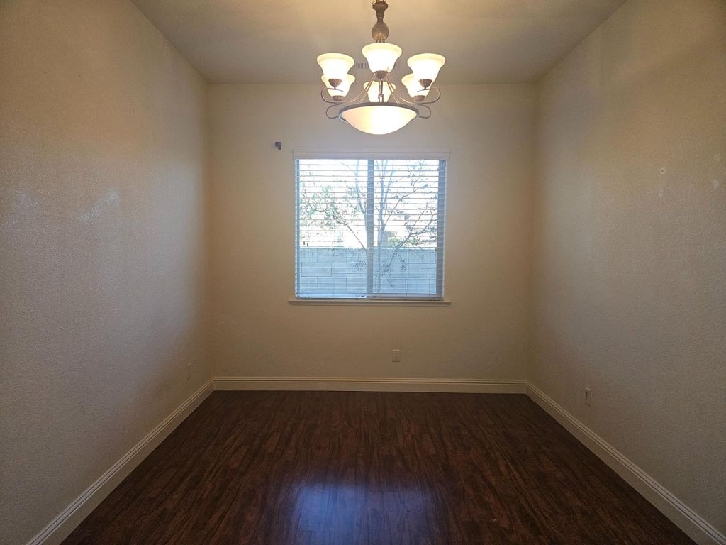 Image 4 of property listing at 1564 E Via Estrella Drive, Fresno, CA 93730
