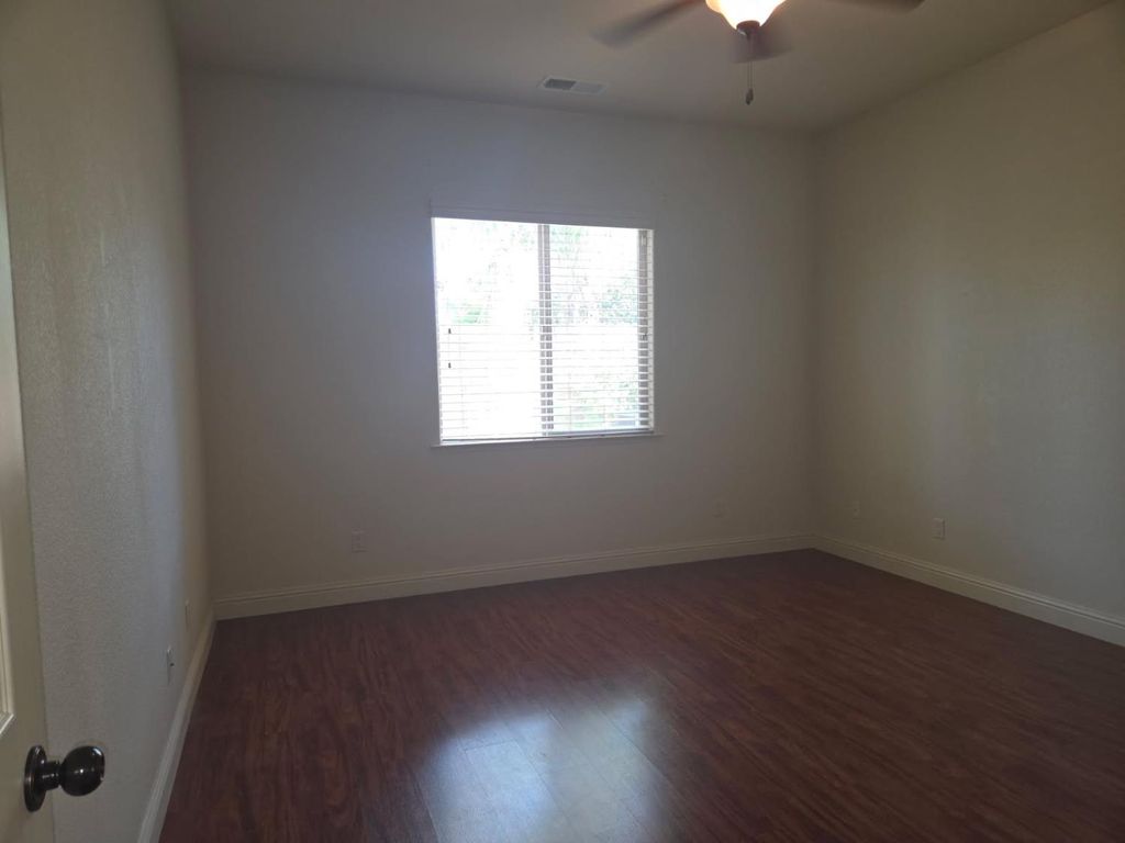 Image 6 of property listing at 1564 E Via Estrella Drive, Fresno, CA 93730