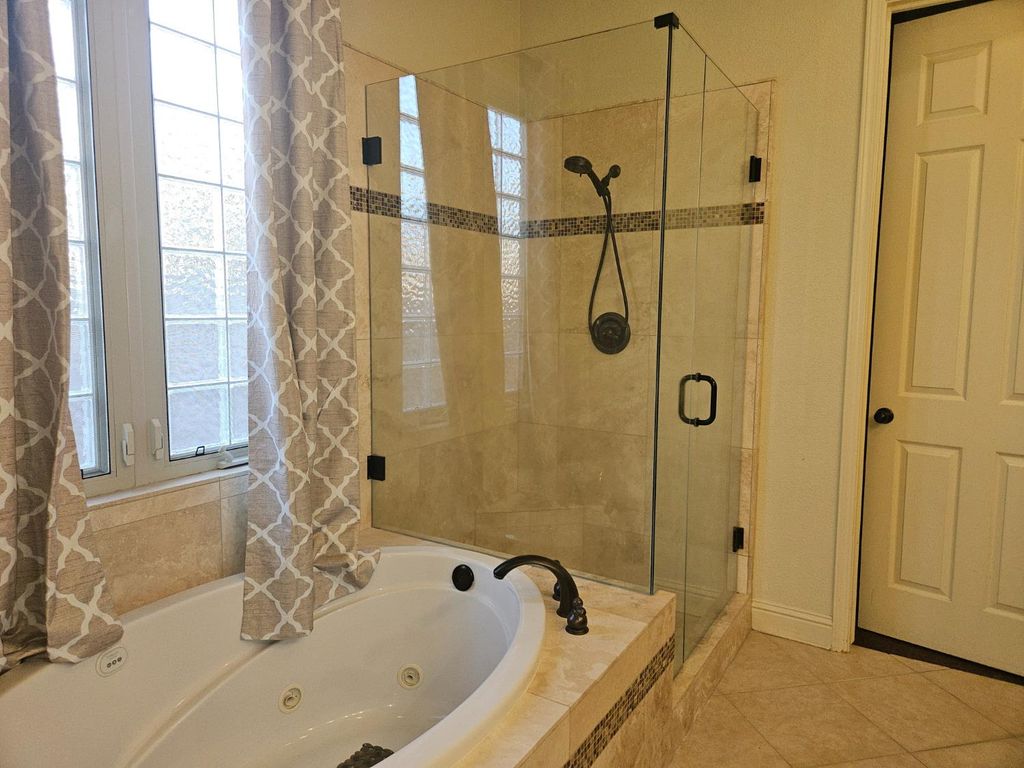 Image 7 of property listing at 1564 E Via Estrella Drive, Fresno, CA 93730