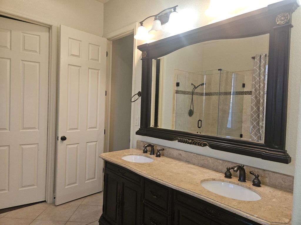 Image 8 of property listing at 1564 E Via Estrella Drive, Fresno, CA 93730