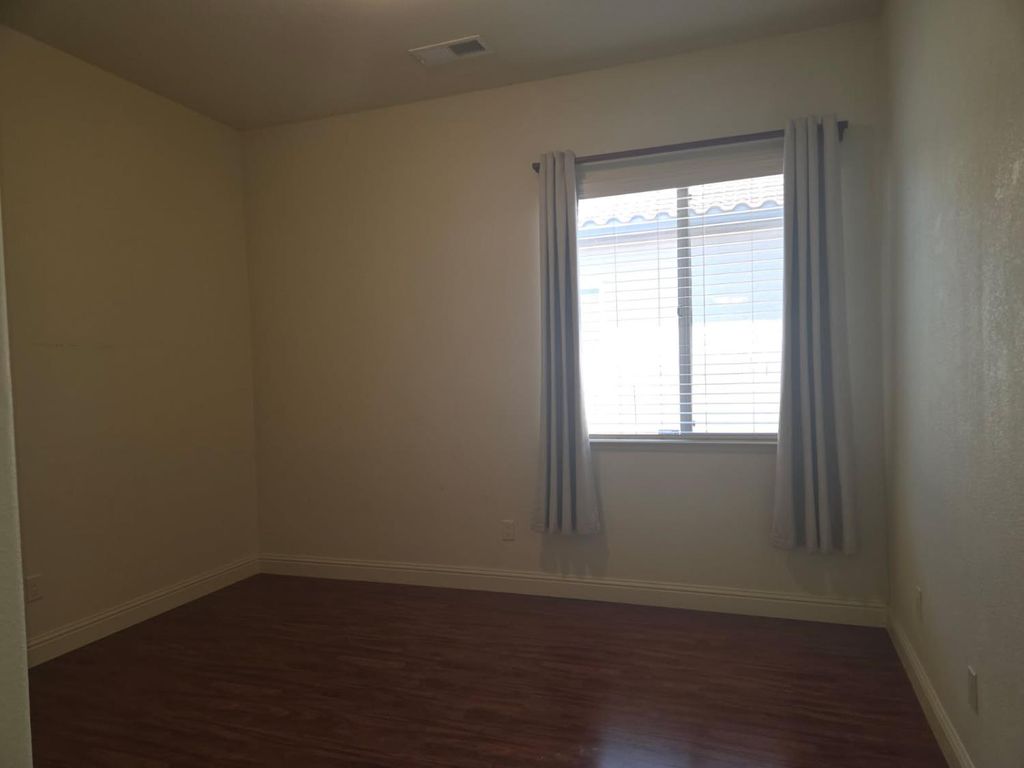 Image 9 of property listing at 1564 E Via Estrella Drive, Fresno, CA 93730
