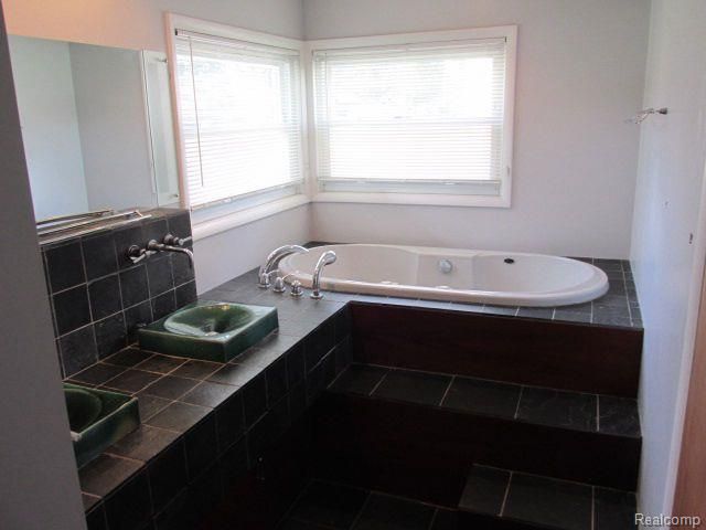 40 Regents Drive, Troy, MI 48084