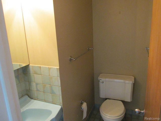 40 Regents Drive, Troy, MI 48084