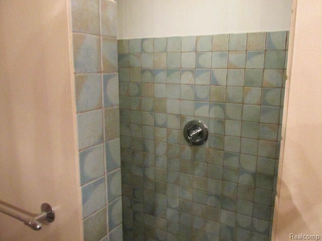 40 Regents Drive, Troy, MI 48084