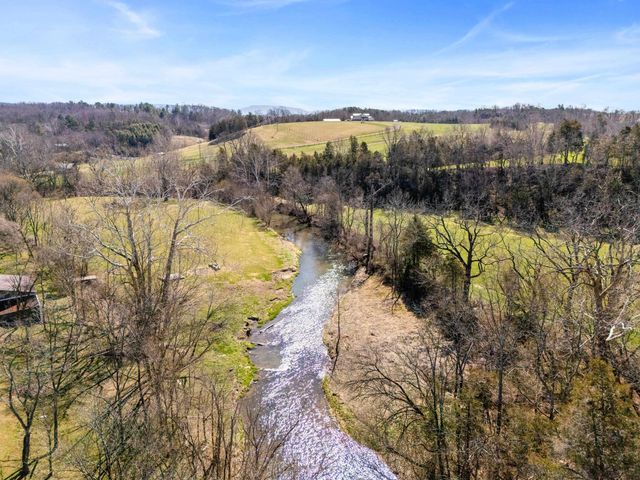 25 TILT HAMMER CIR, Staunton, VA 24401