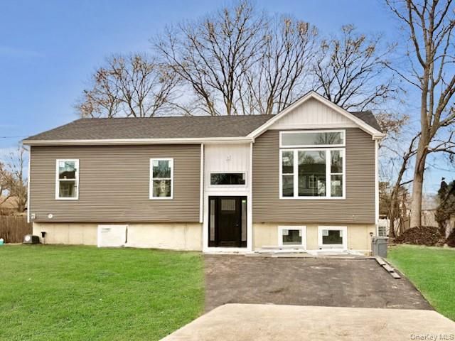 10 Amarr Drive, Shirley, NY 11967