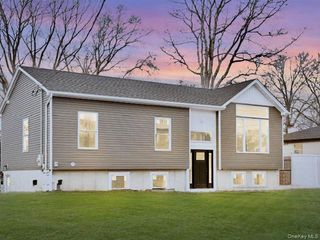 10 Amarr Drive, Shirley, NY 11967