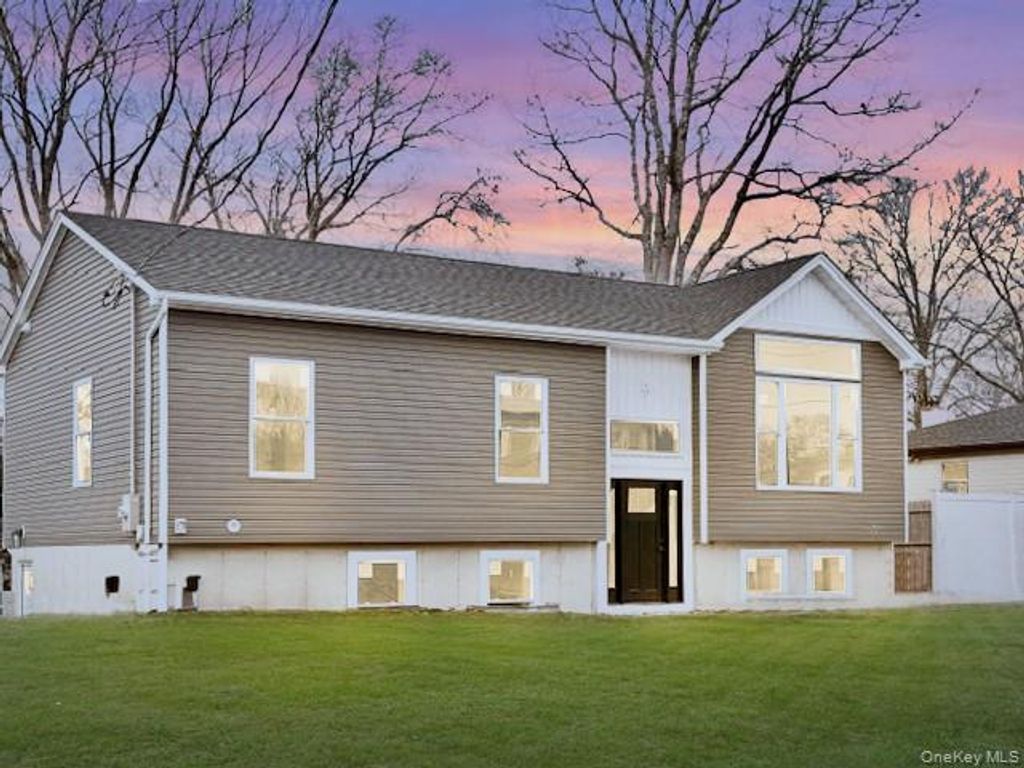 10 Amarr Drive, Shirley, NY 11967