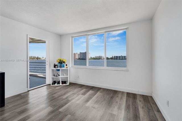 1140 NE 191 24, Miami, FL 33179