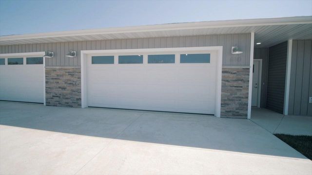 810 Parkside Lane, Charles City, IA 50616