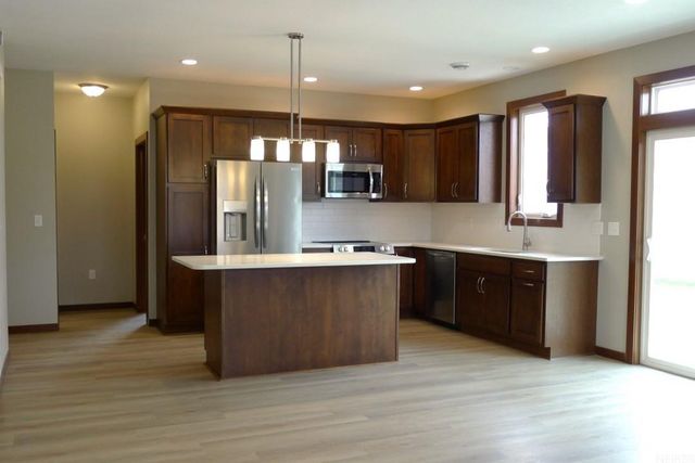 810 Parkside Lane, Charles City, IA 50616