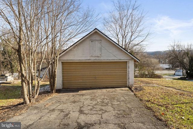 1373 MAIN ST, Port Trevorton, PA 17864