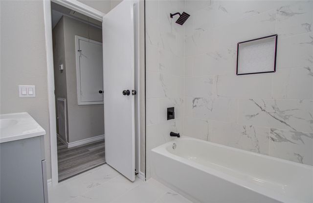 9734 Oakmont Drive, La Porte, TX 77571