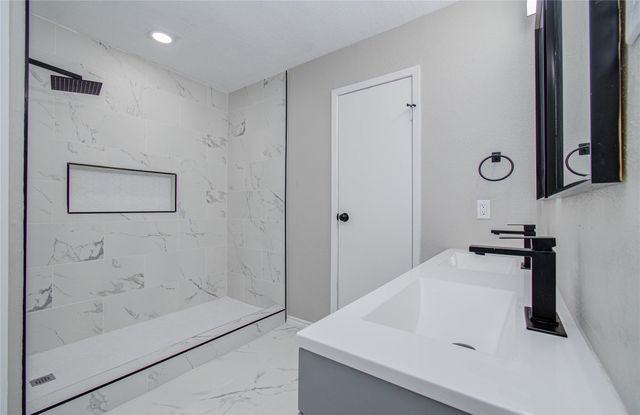 9734 Oakmont Drive, La Porte, TX 77571