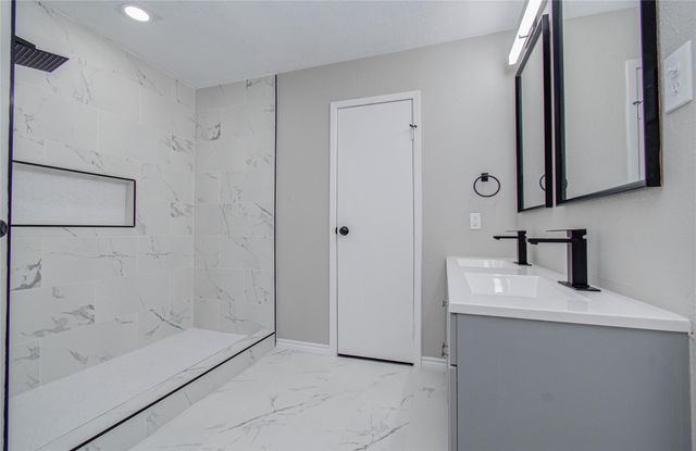 9734 Oakmont Drive, La Porte, TX 77571