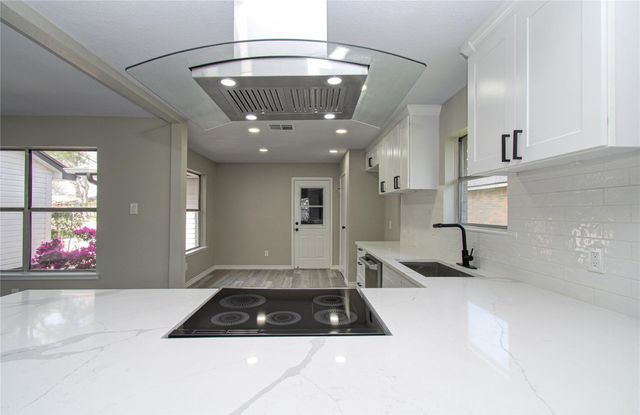 9734 Oakmont Drive, La Porte, TX 77571