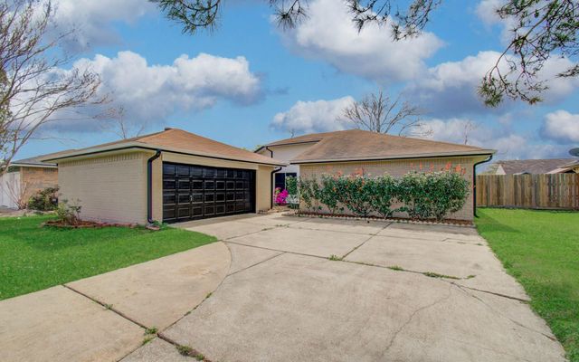 9734 Oakmont Drive, La Porte, TX 77571