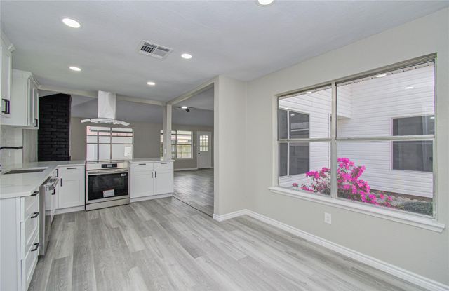 9734 Oakmont Drive, La Porte, TX 77571