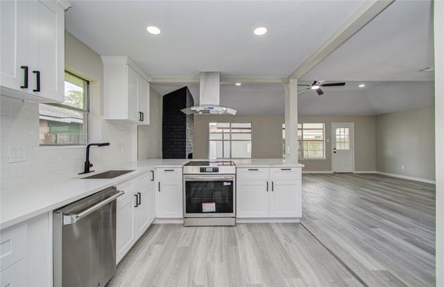 9734 Oakmont Drive, La Porte, TX 77571