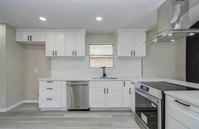 9734 Oakmont Drive, La Porte, TX 77571