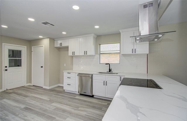 9734 Oakmont Drive, La Porte, TX 77571