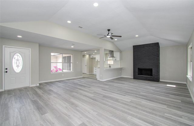 9734 Oakmont Drive, La Porte, TX 77571