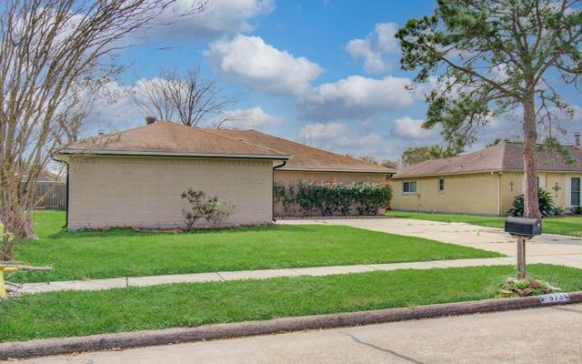 9734 Oakmont Drive, La Porte, TX 77571