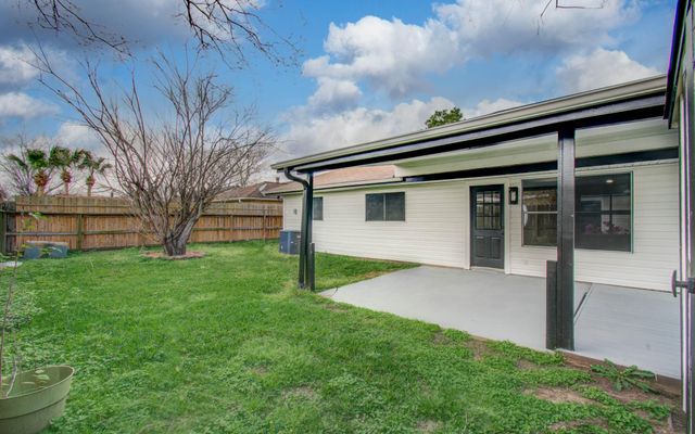 9734 Oakmont Drive, La Porte, TX 77571