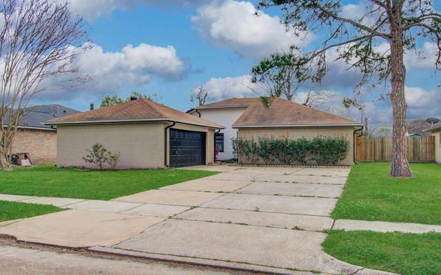 9734 Oakmont Drive, La Porte, TX 77571