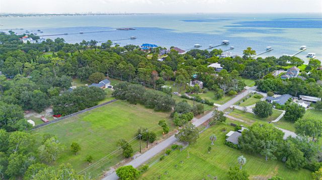 7 Middleton Street, Bayview, TX 77518