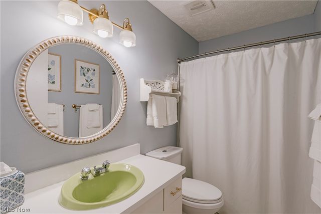 17091 Wing Road, Chagrin Falls, OH 44023