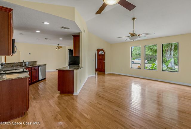 991 Tahiti Avenue SE, Palm Bay, FL 32909