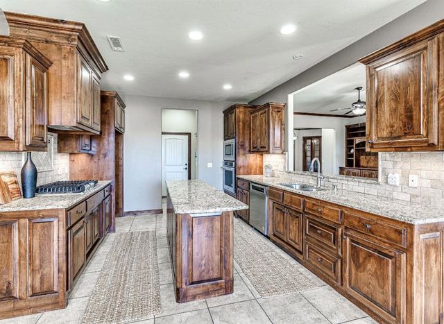 2713 Old Towne Trail, Shawnee, OK 74804