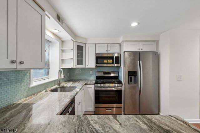 1 Lyons Pl, Morristown Town, NJ 07960