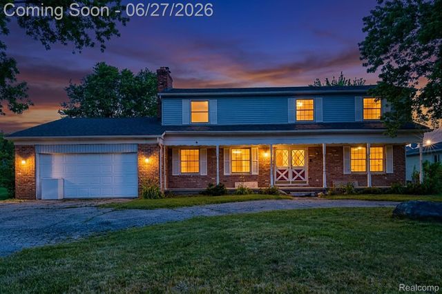 16650 Walcliff Drive, Clinton Charter Township, MI 48035
