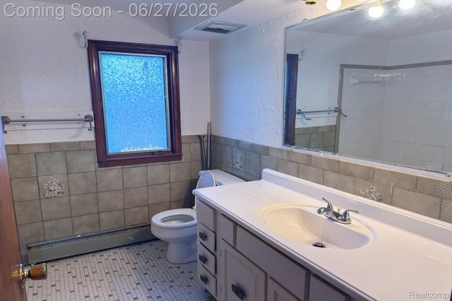 16650 Walcliff Drive, Clinton Charter Township, MI 48035